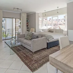 Cosy And Classy Sea Point Apartment